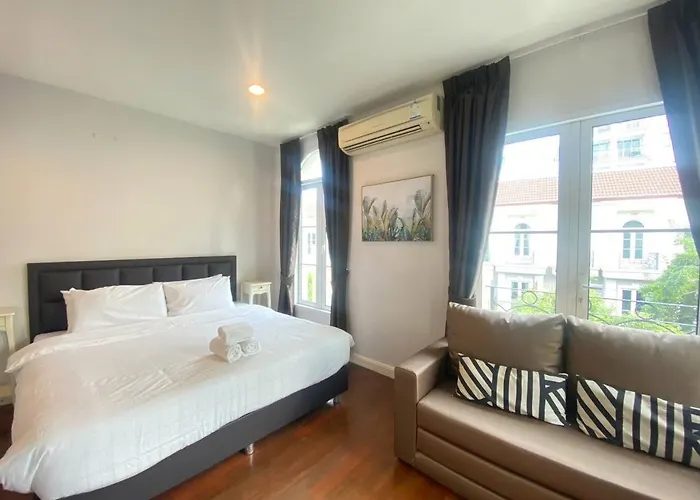 3 Bedroom Spacious In Downtown Near Mrt Bts Asok Station *